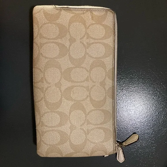 💥Authentic Coach Signature Canvas wallet in excellent condition! 💥 - Picture 2 of 10